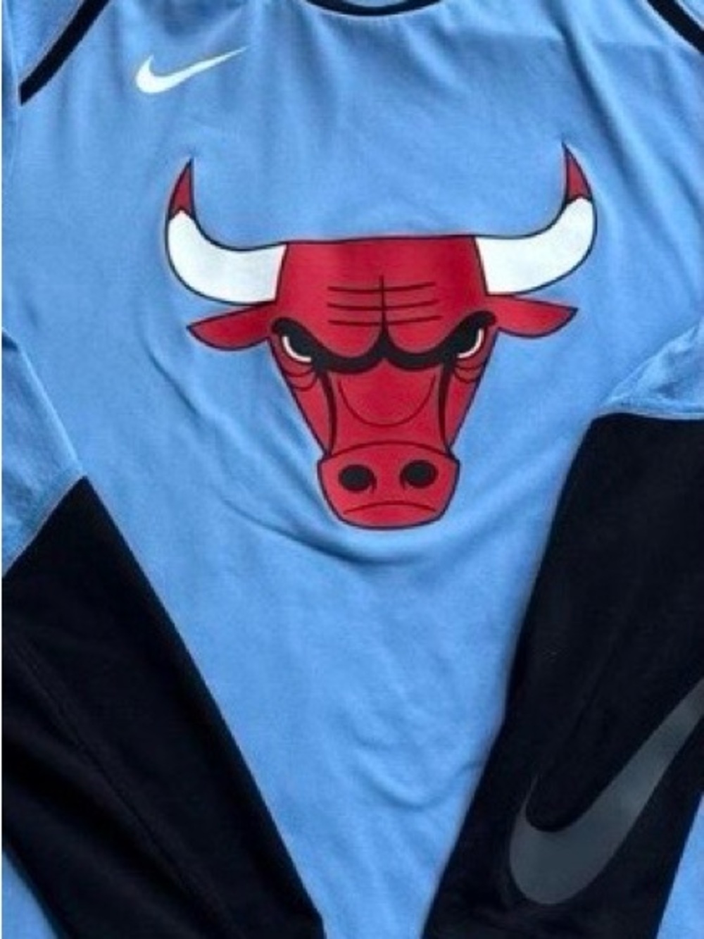 Men’s M Chicago Bulls Long Sleeve Nike Dri Fit Shirt Small Stain not noticeable